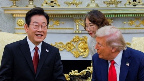 트럼프 옆 한국계 그녀…전업주부 출신 통역사 \'닥터 리\'