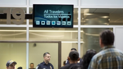 SNS 잠그고 '일회용' 휴대폰까지...미 입국 대비하는 여행객들