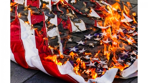 "성조기 불태우면 엄벌"...트럼프, 국기훼손 수사·기소 지시