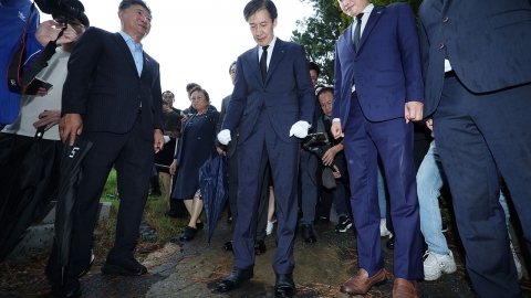 광주서 전두환 비석 밟은 조국 "내란 완전종식"