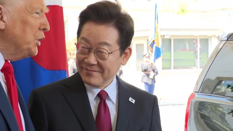 "한국에서 숙청" 질문에 트럼프 귓속말로 "가짜뉴스"