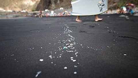 "하루 미세플라스틱 6만8천 개 마신다...실내 공기에도 떠다녀"