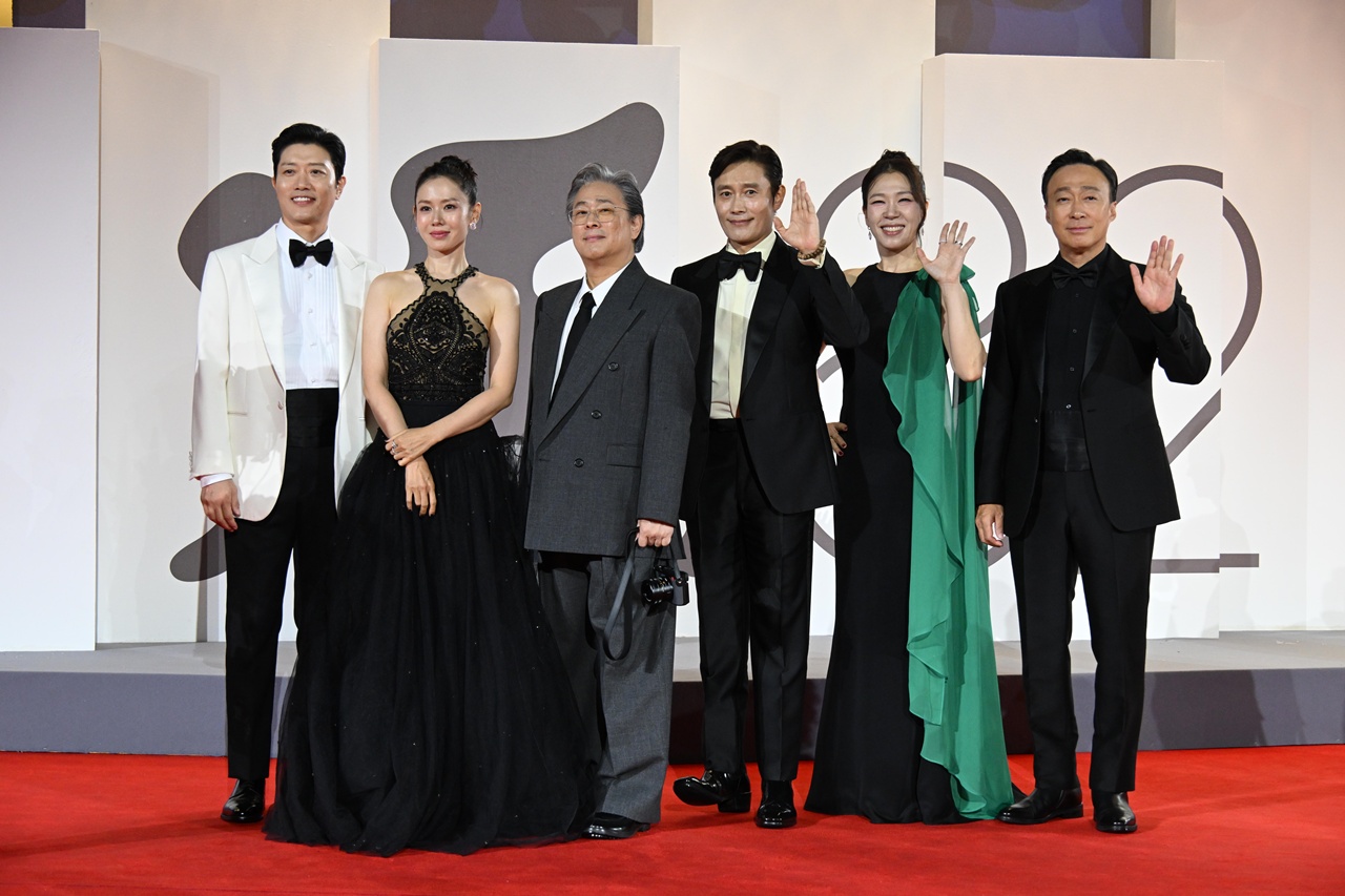 “박찬욱 '어쩔수가없다'는 올해의 ‘기생충’”…평론가 찬사 속 수상 가능성에 기대