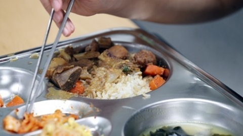 "밥이 넘어가냐?"…교장 머리에 급식판 쏟은 학부모