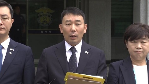 민주 "윤, 속옷 차림으로 성경책"…모욕·망신주기 반발