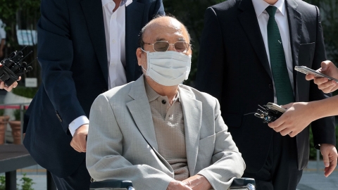  특검 "오전 10시부터 이봉관 회장 소환 조사 중"