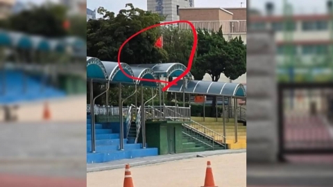 서울 초등학교에 휘날린 中 \'오성홍기\'…항의 빗발에 결국