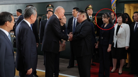 "김정은 뒤 단정한 차림 소녀"...외신도 김주애 외교 무대 데뷔에 주목