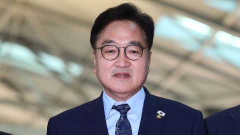  의장실 "우 의장, 김정은과 열병식 참관 전 악수"