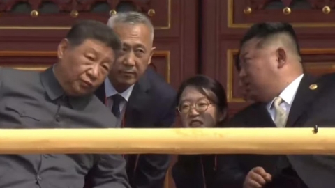 팔 두드리고 차량 상석 권하고...북·중·러 밀착 과시