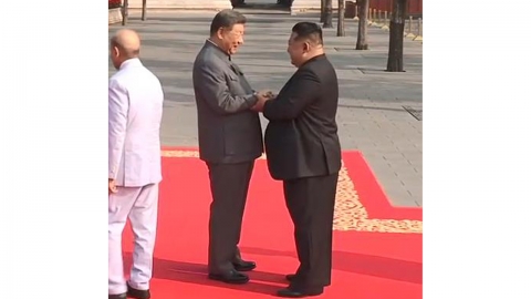 중국, 김정은에 최고 수준 예우...펑 여사, 한국말로 "반갑습니다"