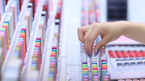 "젤매니큐어에 들어있는 화학물질이 생식에 악영향"...유럽, TPO 금지