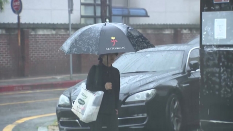 [날씨] 무더위 vs 국지성 호우…밤사이 서쪽 100mm, 영동 비껴가