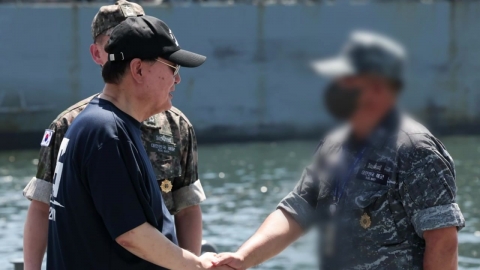 선상 술 파티 수사…김성훈 "대통령 내외 모를 때"
