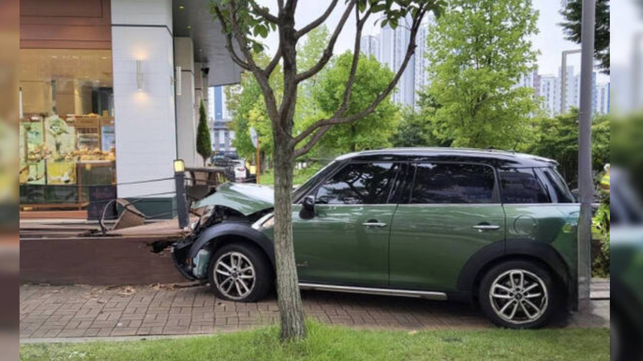 깁스한 채 운전대 잡았다가 '인도 돌진'...10대 포함 3명 부상