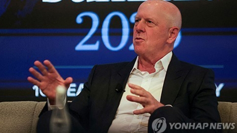 골드만삭스 CEO, 트럼프에 반기..."금리인하 서두를 필요 없어"