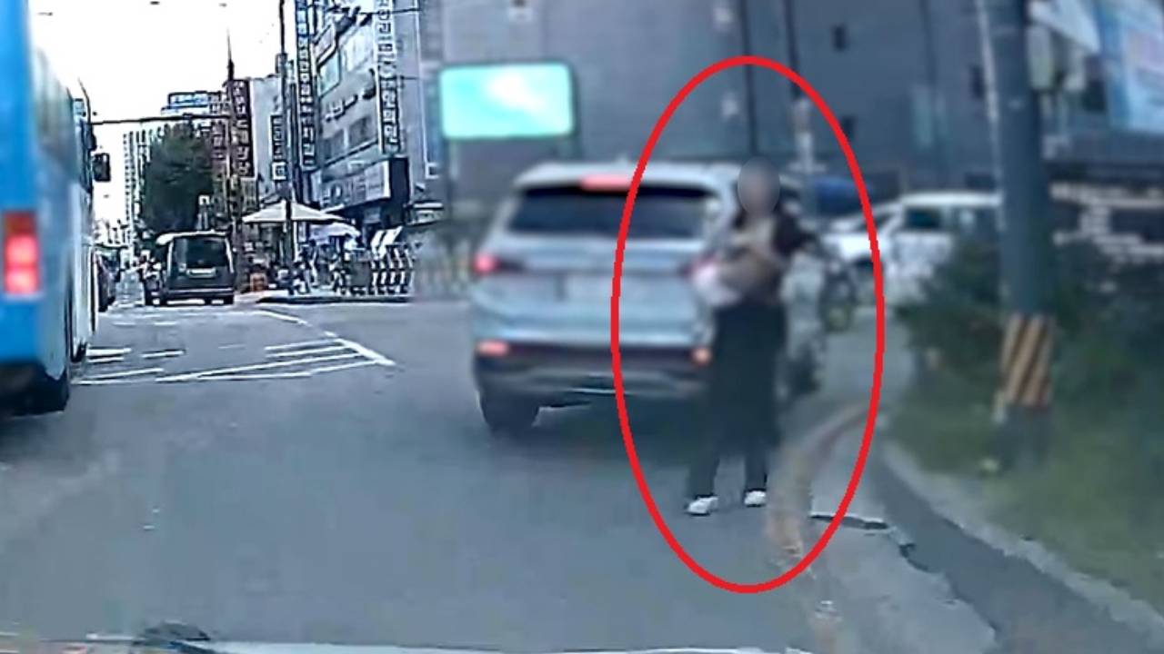 "아이 의식이 없어요!" 다급한 엄마 외침에…정체 뚫은 순찰차