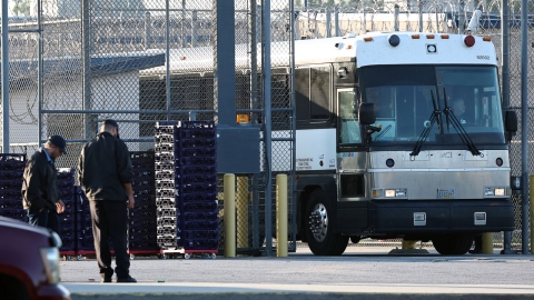  "구금된 한국인에 전화 통화 허용...사복 착용 지시"