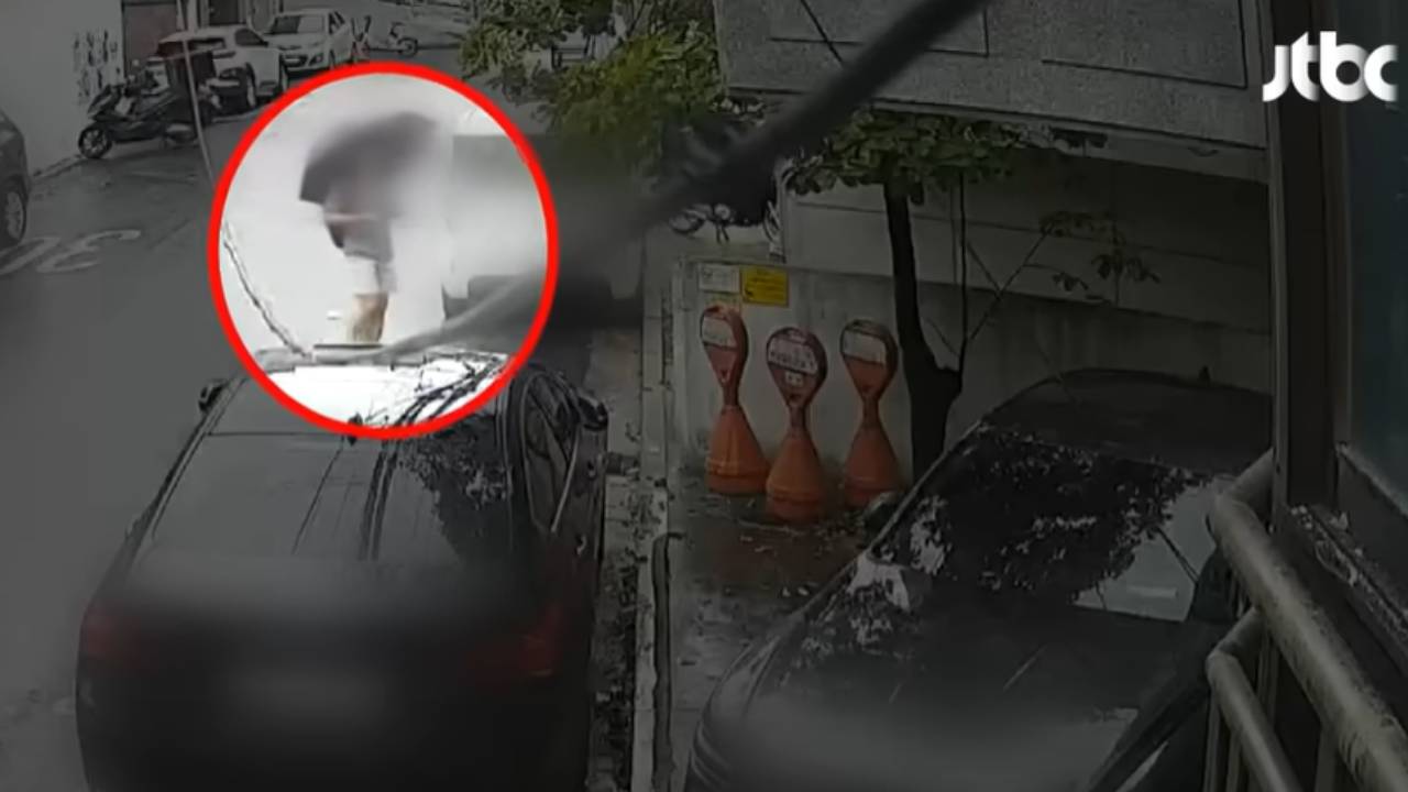 샤워하는 여성 훔쳐보던 남성, 잡고 보니 '국방부 장교'