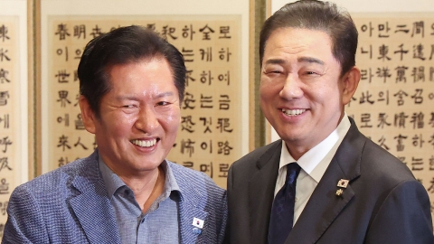 "부부싸움 안 해요?"...정청래-김병기, 고위 당정대서 '악수'