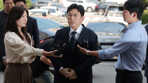 \'부정거래 의혹\' 하이브 방시혁 경찰 소환…1,900억 부당 이득 챙긴 혐의