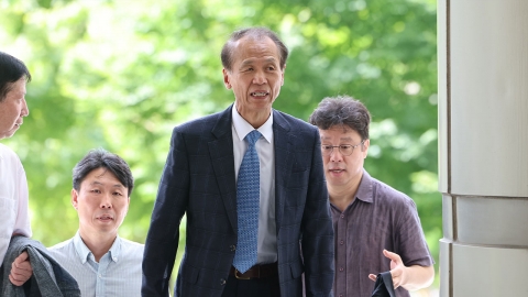 세금으로 갚은 레고랜드 2,050억 원…최문순 전 강원지사 첫 재판