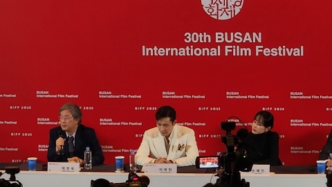 [30th BIFF] 박찬욱 감독 "개막작으로 온 건 처음, 설레고 감개무량하다"