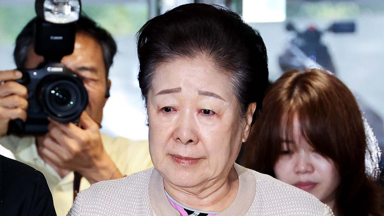 부축받으며 출석한 한학자...특검 "엄정 처리 예정"