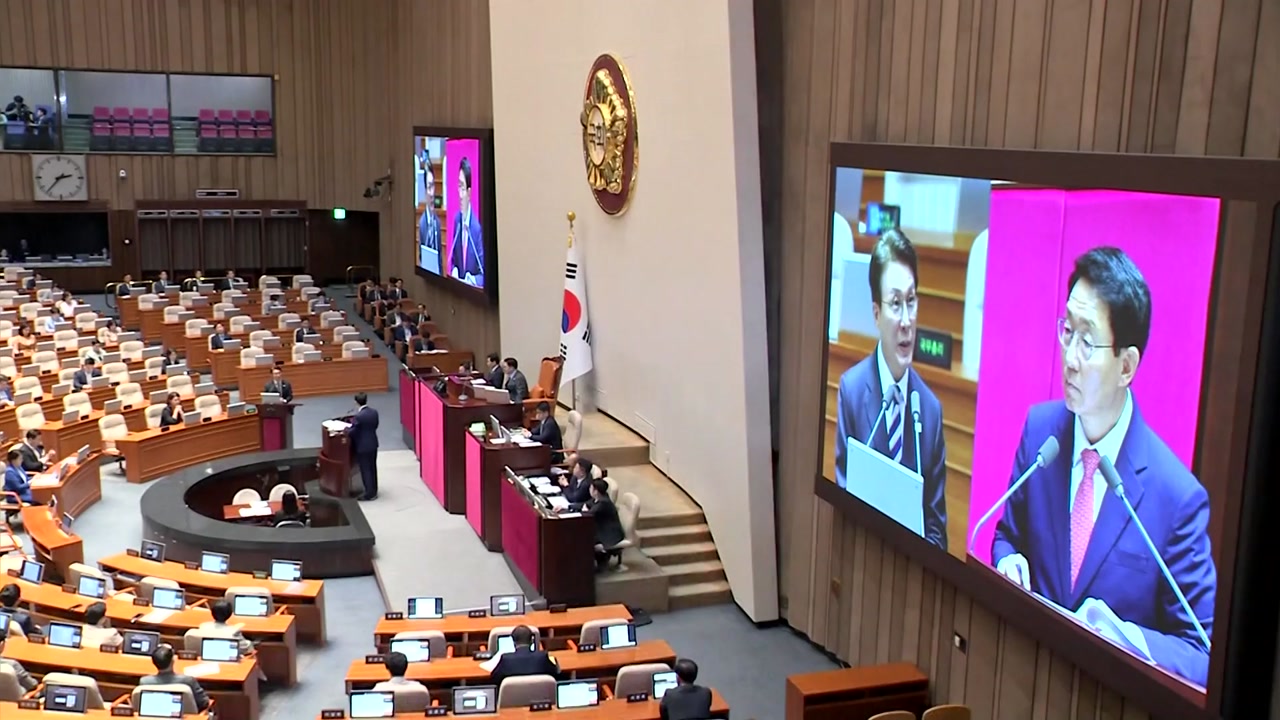 "기업엔 쇠사슬, 노조엔 쇠망치" vs "정상궤도 복원"