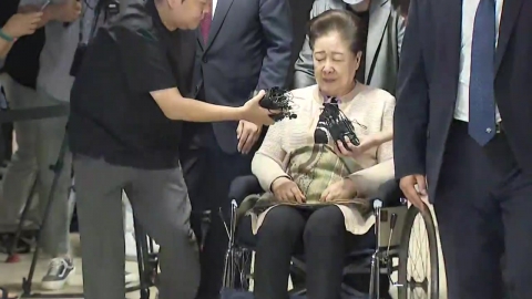 휠체어 탄 한학자 "내가 왜?"…특검 "엄정 처리"