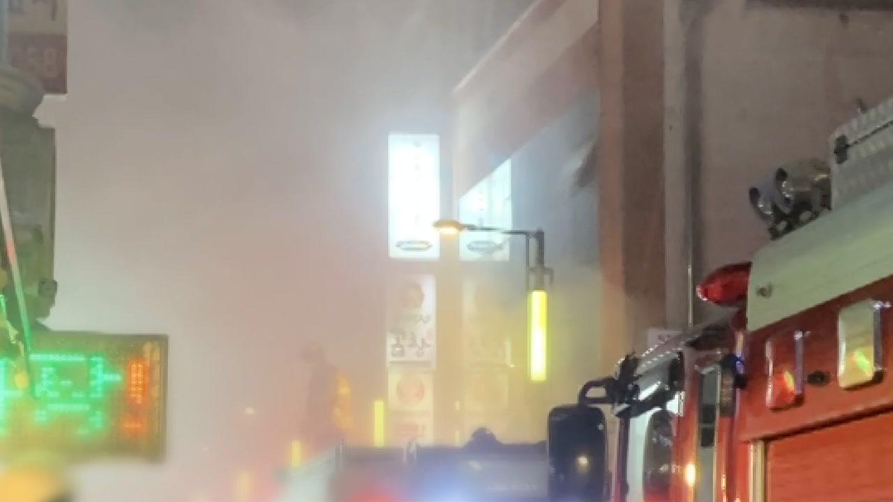 서울 신림동 고시원 배전반에서 불...12명 대피