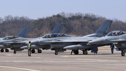 공군 충주기지서 KF-16 전투기 활주로 이탈..."조종사 이상 없어"