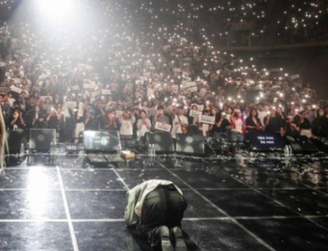 '성폭행 무혐의' 김건모, 눈물과 큰절로 완성한 6년 만의 복귀 무대