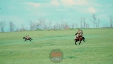 우크라 드론 맞서 기마부대 투입?...러 병사들 말 타고 질주 훈련