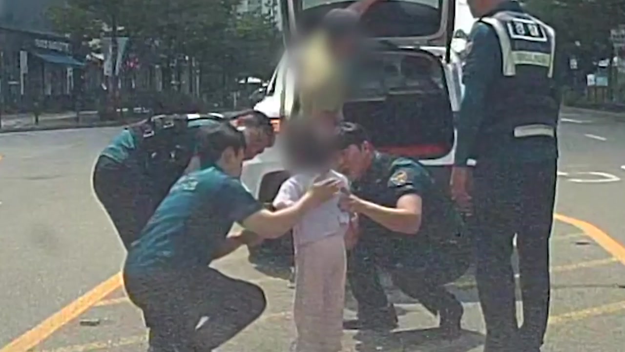 순찰하던 경찰관 하임리히로 아이 구조...'목에 사탕이'
