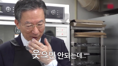 앞니 빠진 근육맨 장관…"격무 때문" [앵커리포트]