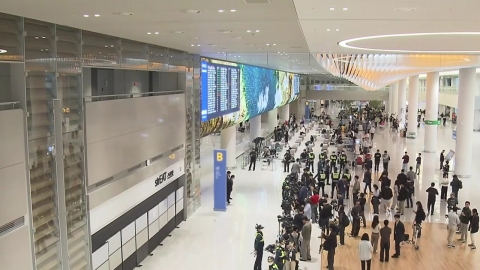  '캄보디아 구금' 한국인 태운 전세기 한국 도착