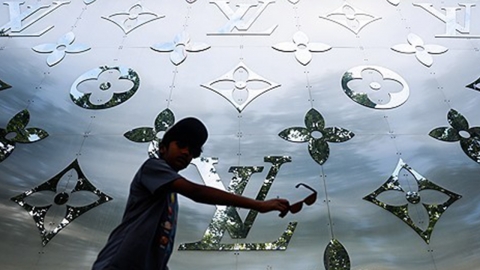 '짝퉁'은 싫고 '신상'은 비싸고...중고 명품 시장 300조 원 육박