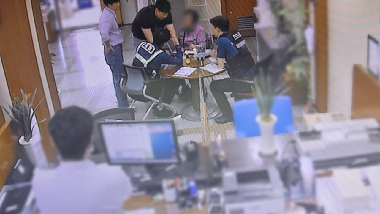 경찰관 제복 입고 영상통화 ... 신종 보이스피싱 발생