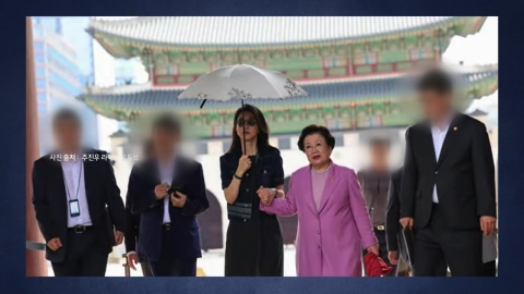 "어좌 제왕놀이"·"무속과 관련?"…김건희 \'용상\' 비난 쇄도 [앵커리포트]