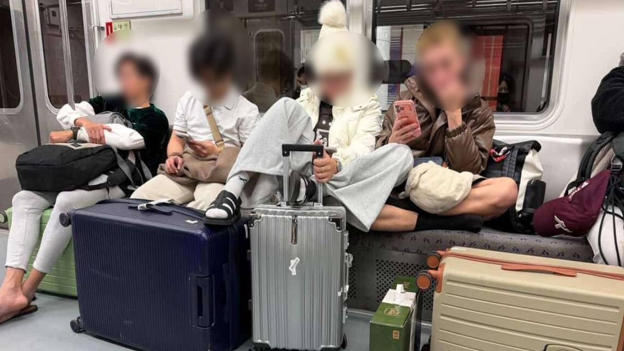지하철 5호선서 신발 벗고 양반다리...'민폐 관광객' 포착