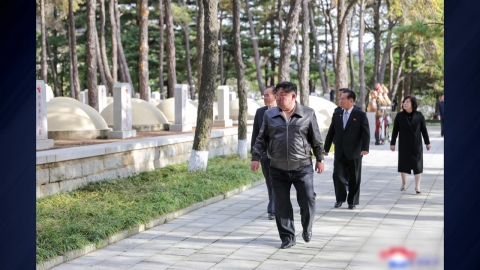 김정은, 6·25 참전 중공군묘 참배...북·중 친선 강조