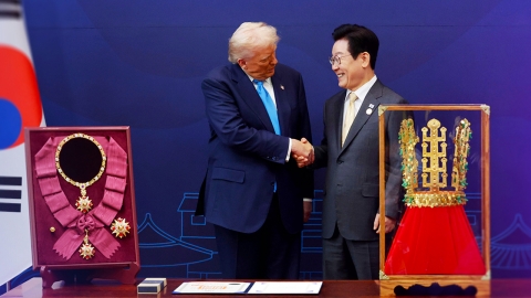 금관 모형부터 훈장 수여까지…"트럼프 마음을 잡아라"