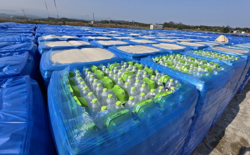 강릉 시민에 기부된 생수 106만 병, 야외서 햇볕·흙먼지에 방치