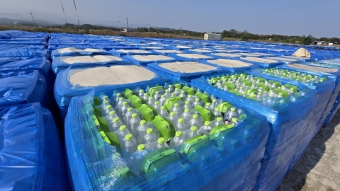 강릉 시민에 기부된 생수 106만 병, 야외서 햇볕·흙먼지에 방치