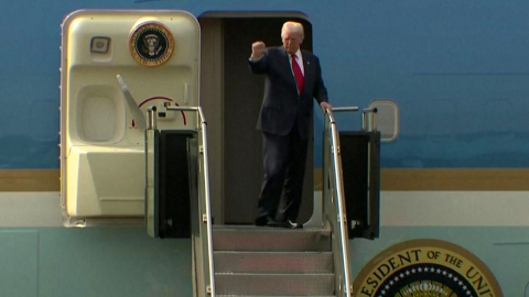 [현장영상+] 전용기 올라 주먹 \'불끈\'…트럼프, 미국으로 출발