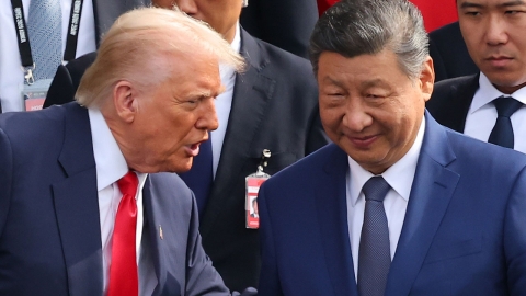 트럼프 "중, 희토류 통제 유예…대중 관세 10%p 인하"