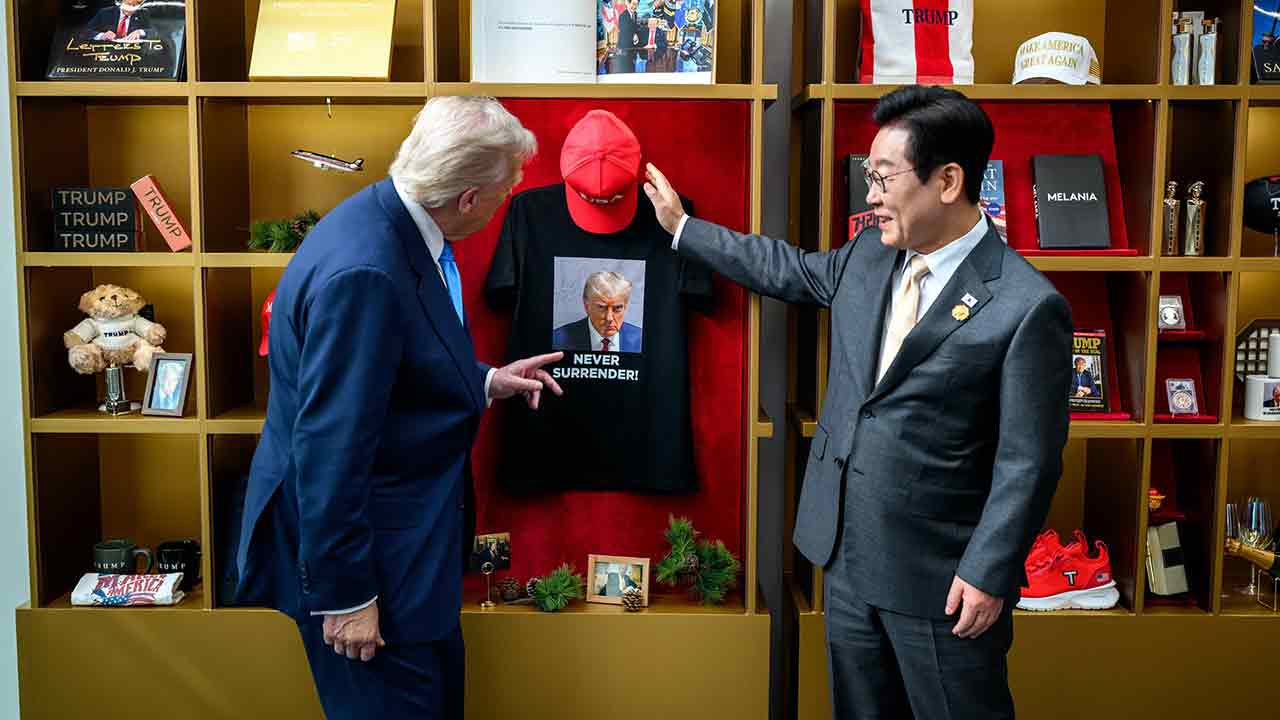 한미 정상 '트럼프 머그샷 셔츠' 보는 사진 백악관 SNS에