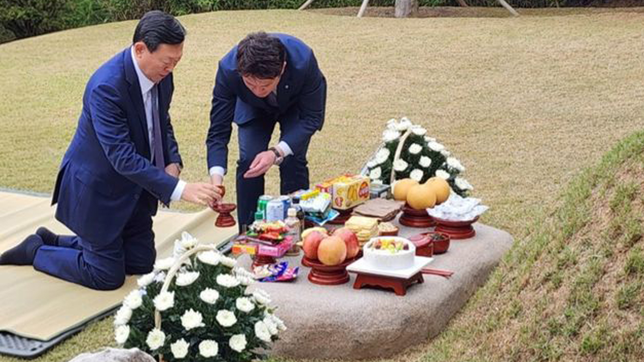 신동빈 롯데 회장, 신격호 명예회장 선영 참배...104주기 앞두고 추모