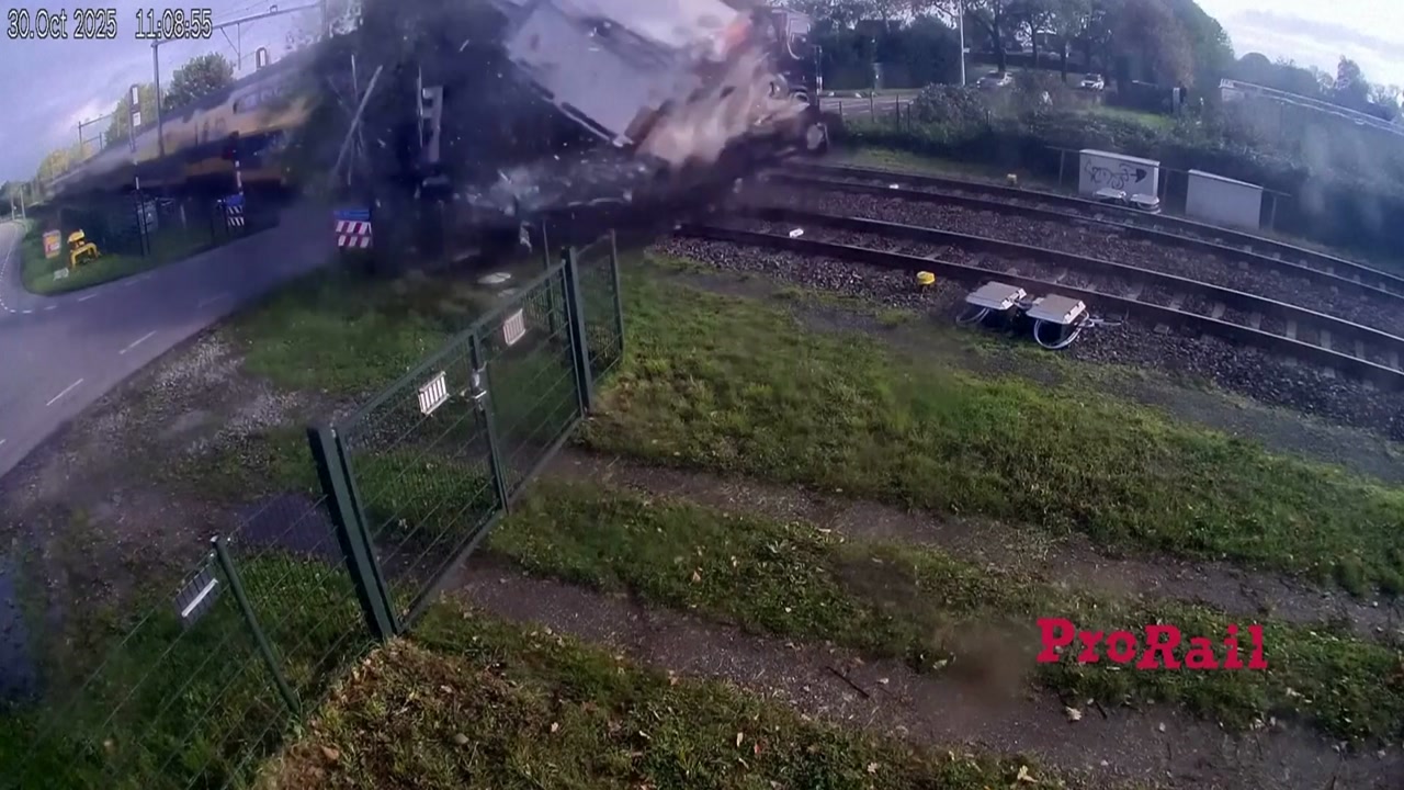 건널목에 갇힌 트럭과 기차 충돌 '와장창'